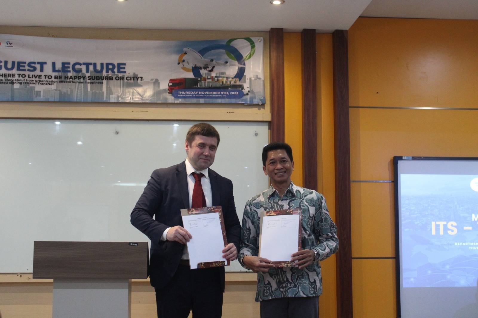 Alexander Polyakov (kiri) bersama Wakil Rektor IV ITS Bambang Pramujati ST MSc Eng PhD setelah melakukan pendandatanganan MoU