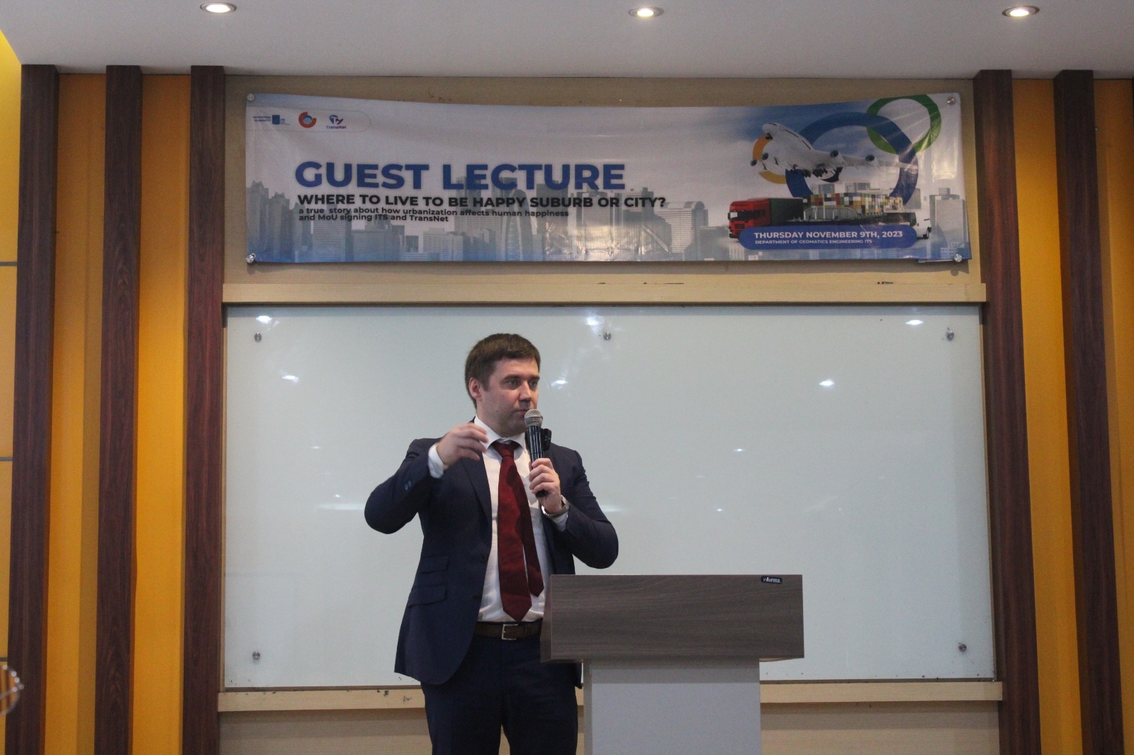 Alexander Polyakov saat memberi sambutan sebagai pihak TransNet LLC Rusia