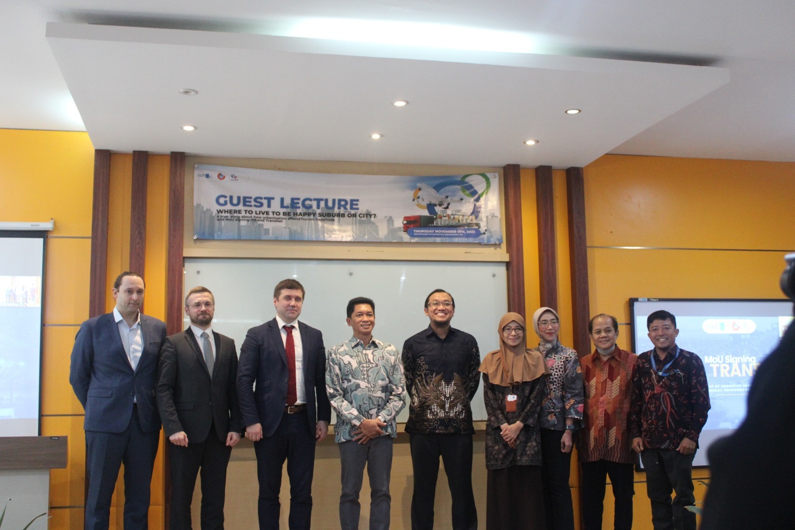 Foto bersama TransNet LLC Rusia bersama perwakilan Institut Teknologi Sepuluh Nopember (ITS)