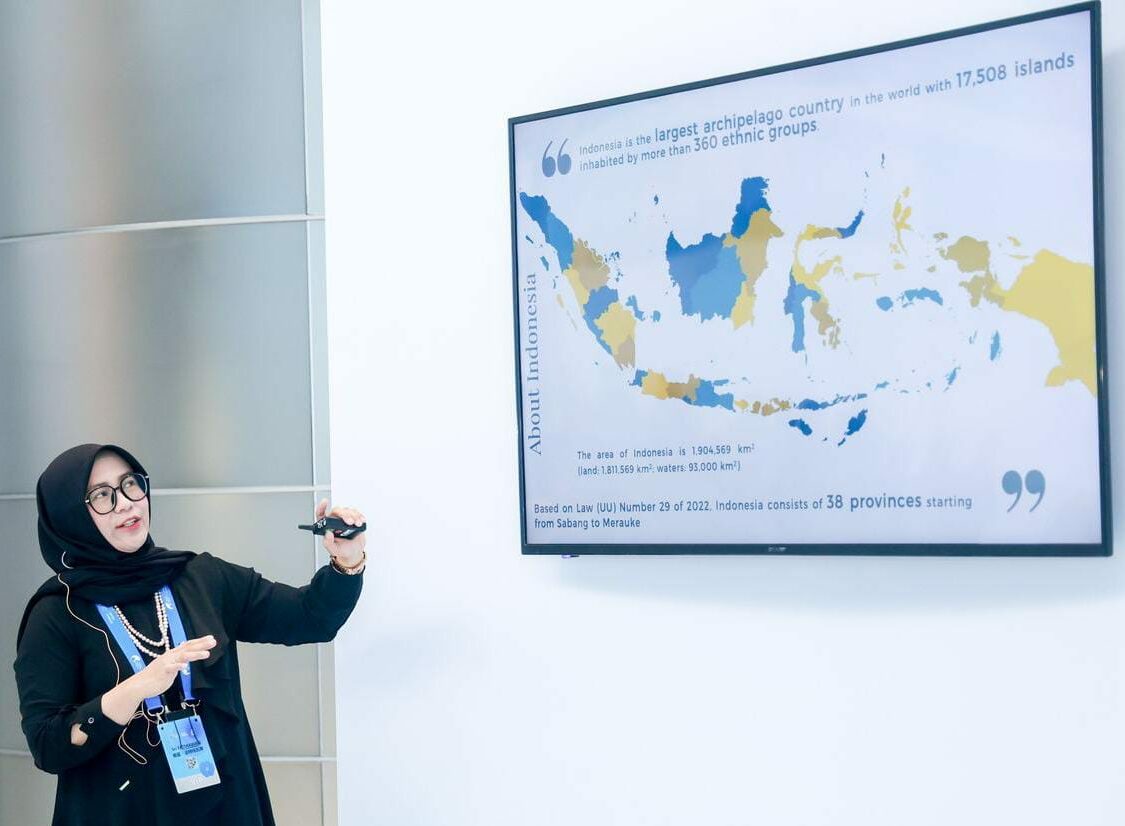 Gambar Fatma sedang mempresentasikan penelitiannya terkini