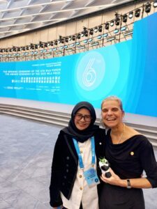 Gambar Fatma bersama pemenang WLA Prize 2023 Prof Karolin Luger PhD