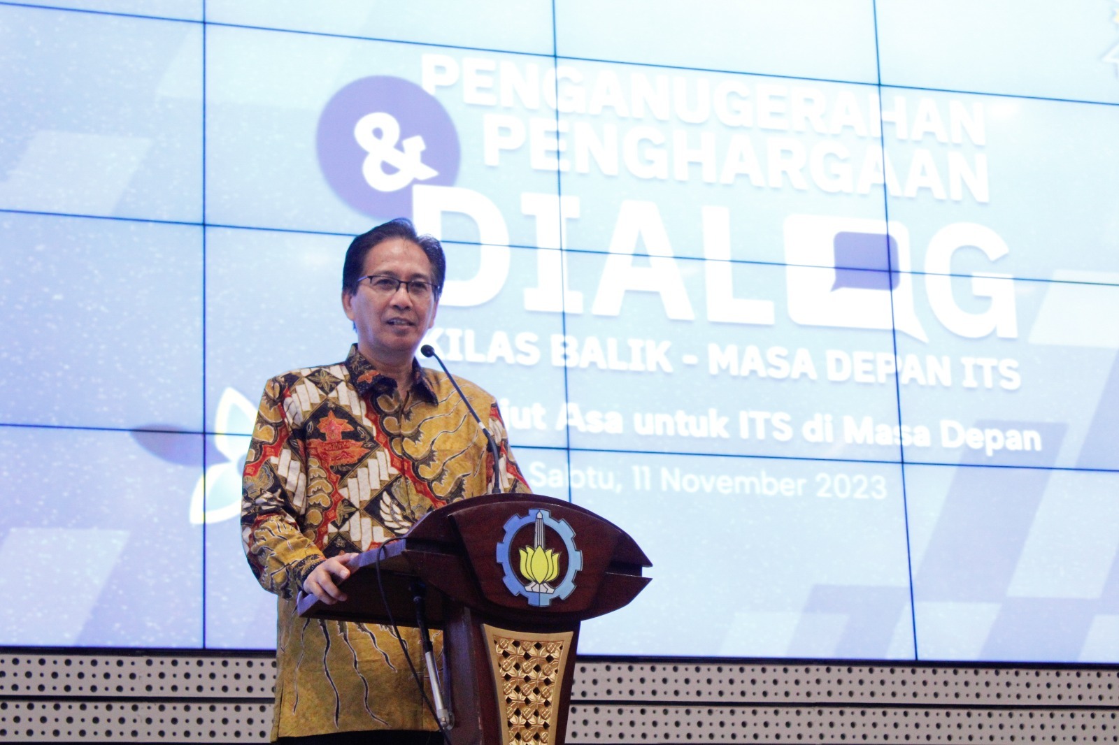 Rektor ITS Prof Dr Ir Mochamad Ashari MEng saat memberikan sambutan dalam kegiatan Penganugerahan Penghargaan dan Dialog Kilas Balik - Masa Depan ITS di Auditorium Gedung Pusat Riset ITS
