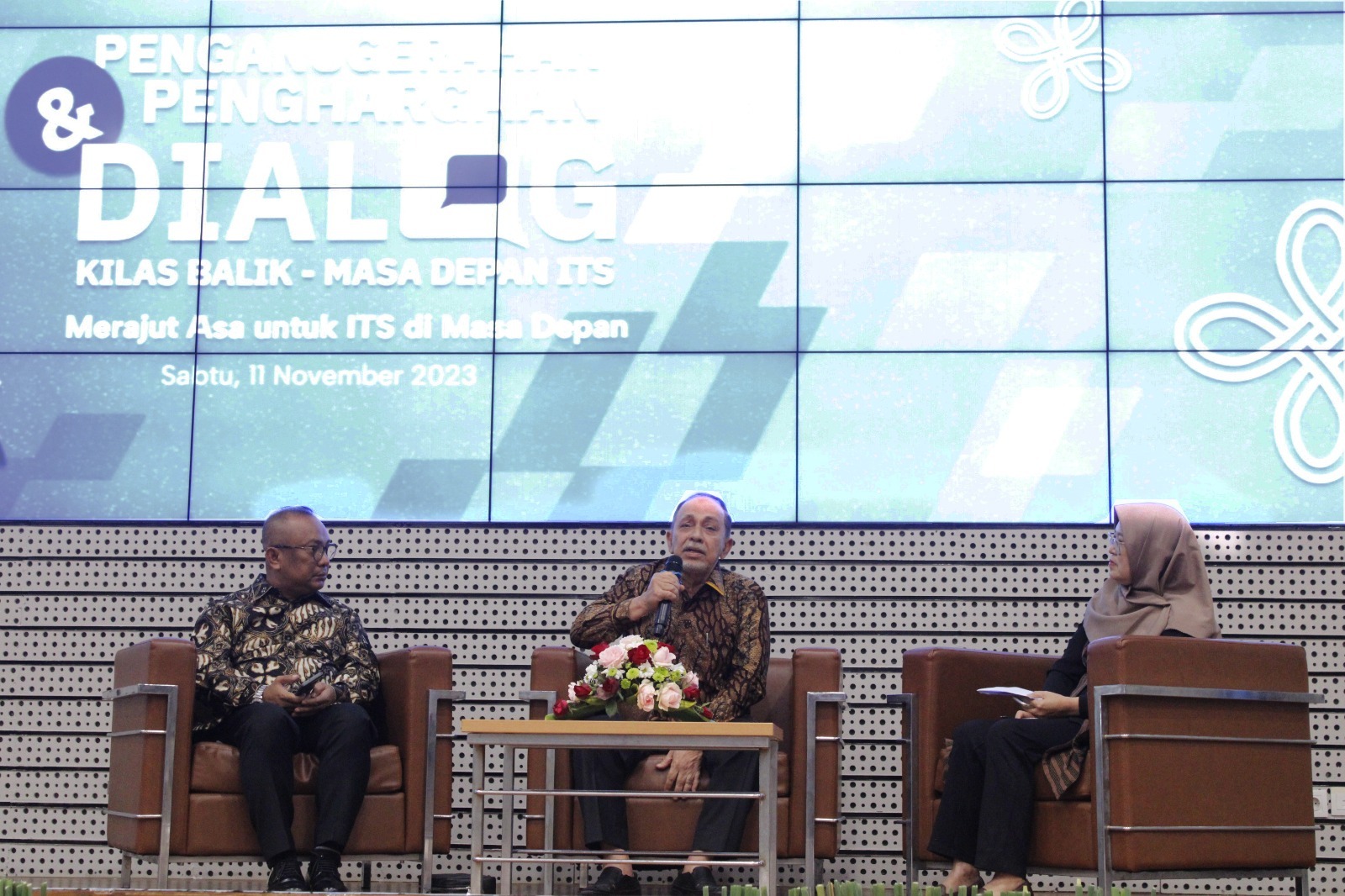 Dialog Kilas Balik - Masa Depan ITS bersama Bantasyam (kiri) dan Dr H Ir Abdul Kadir Baraja (kanan) sebagai narasumber dengan dimoderatori oleh Dr Dra Hj Agnes Tuti Rumiati MSc