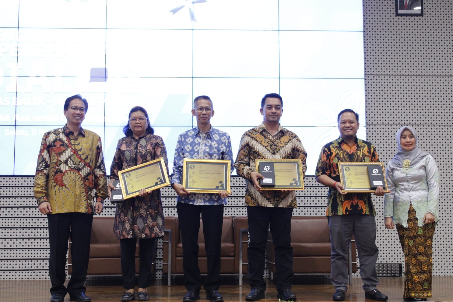 Penyerahan penghargaan kepada Media Partner ITS antara lain LKBN Antara, Harian Jawa Pos, Suara Surabaya, dan Harian Kompas oleh Rektor ITS Prof Dr Ir Mochamad Ashari MEng