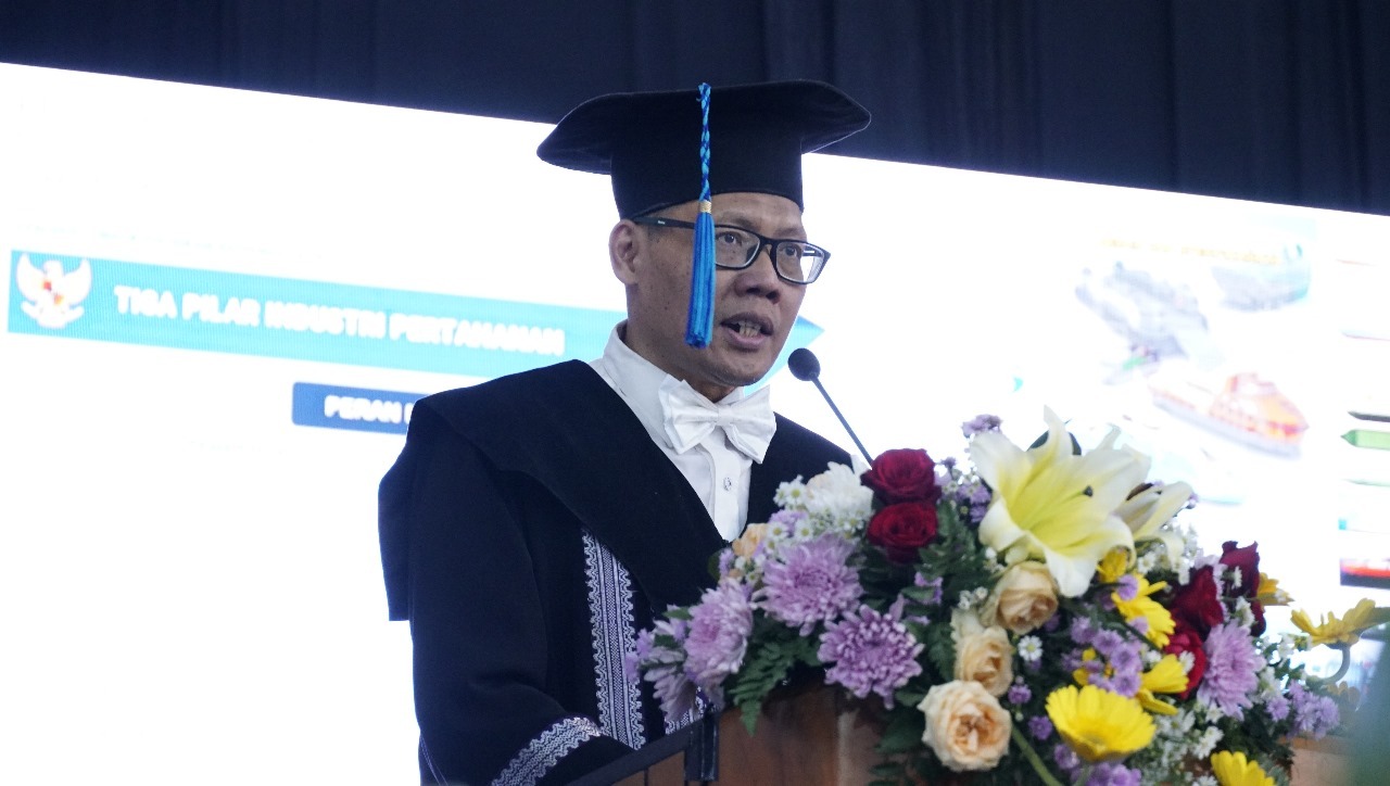 Prof Dr Ir Agoes Santoso MSc saat menyampaikan orasi ilmiahnya pada prosesi pengukuhannya sebagai profesor ke-170 ITS