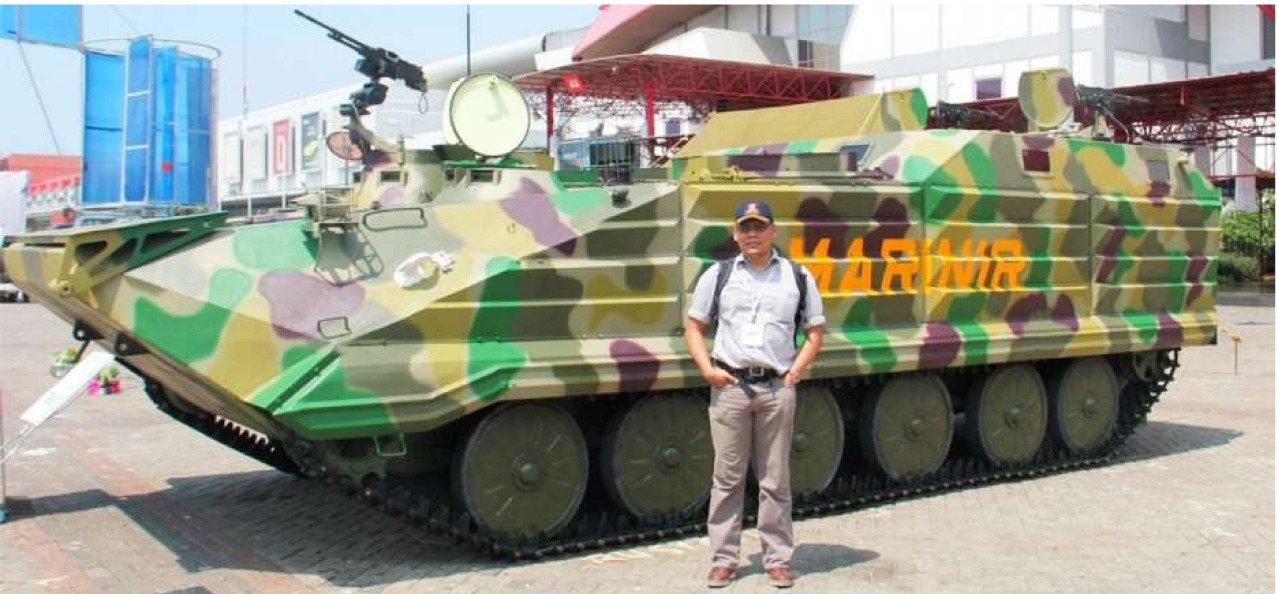 Prof Dr Ir Agoes Santoso MSc di samping tank milik TNI-AL yang merupakan salah satu produk alutsista pertahanan Indonesia