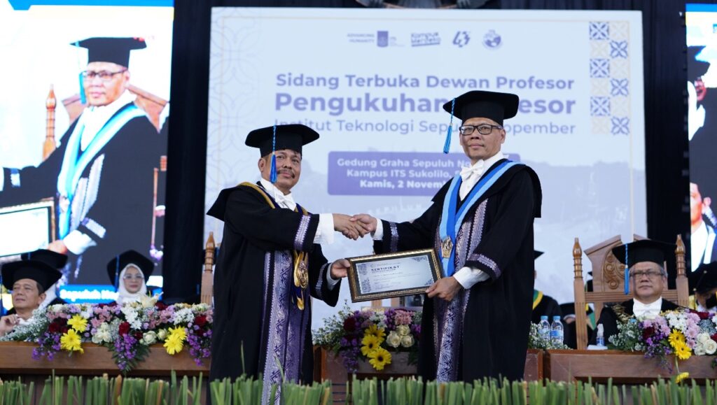 Ketua Dewan Profesor ITS Prof Dr Ir Imam Robandi MT (kiri) saat menyerahkan sertifikat usai mengukuhkan Prof Dr Ir Agoes Santoso MSc (kanan) sebagai Profesor ke-170 ITS