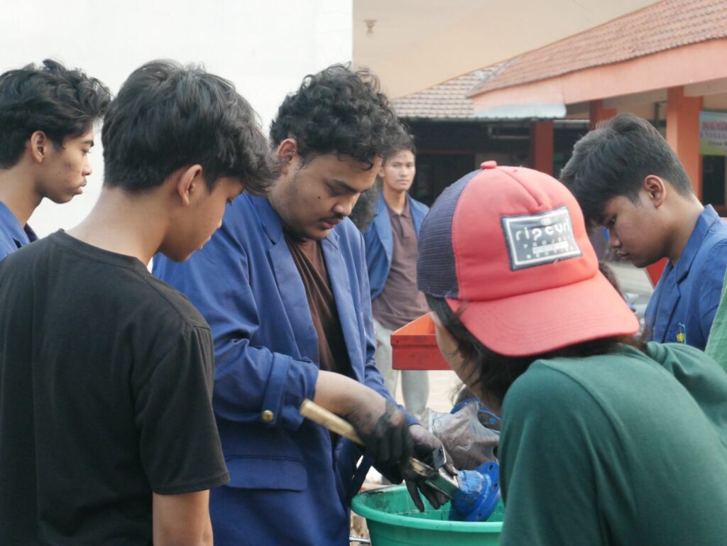 Tim KKN ITS melatih penggunaan mesin press