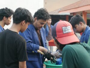 Tim KKN-PM ITS Latih Karang Taruna Olah Limbah Kelapa