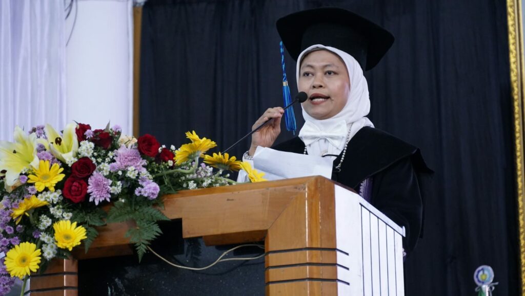 Prof Dr Ir Lailatul Qadariyah ST MT IPM saat menyampaikan orasi ilmiahnya