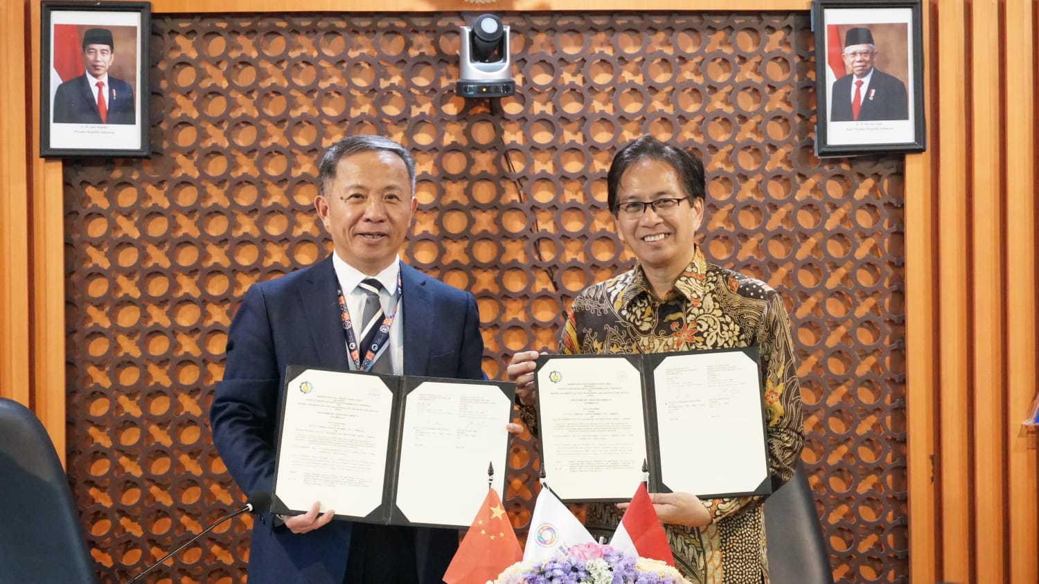 (dari kiri) Ketua Umum BRAUIC Prof Zhang Dayu bersama Rektor ITS Prof Dr Ir Mochamad Ashari MEng menunjukkan naskah MoU yang telah ditandatangani