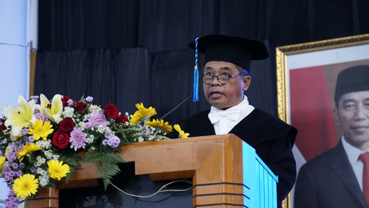 Prof Dr Ir Sardono Sarwito MSc dari Departemen Teknik Sistem Perkapalan ITS saat membacakan orasi ilmiah pengukuhannya sebagai profesor ke-172 ITS