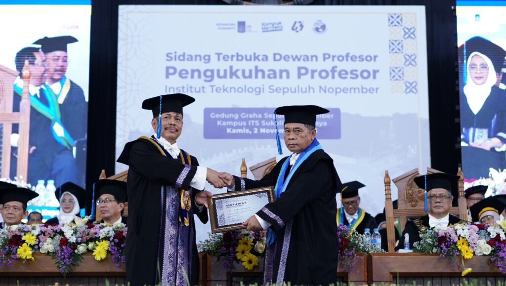 Prof Dr Ir Sardono Sarwito MSc (kanan) saat dikukuhkan sebagai profesor ke-172 ITS