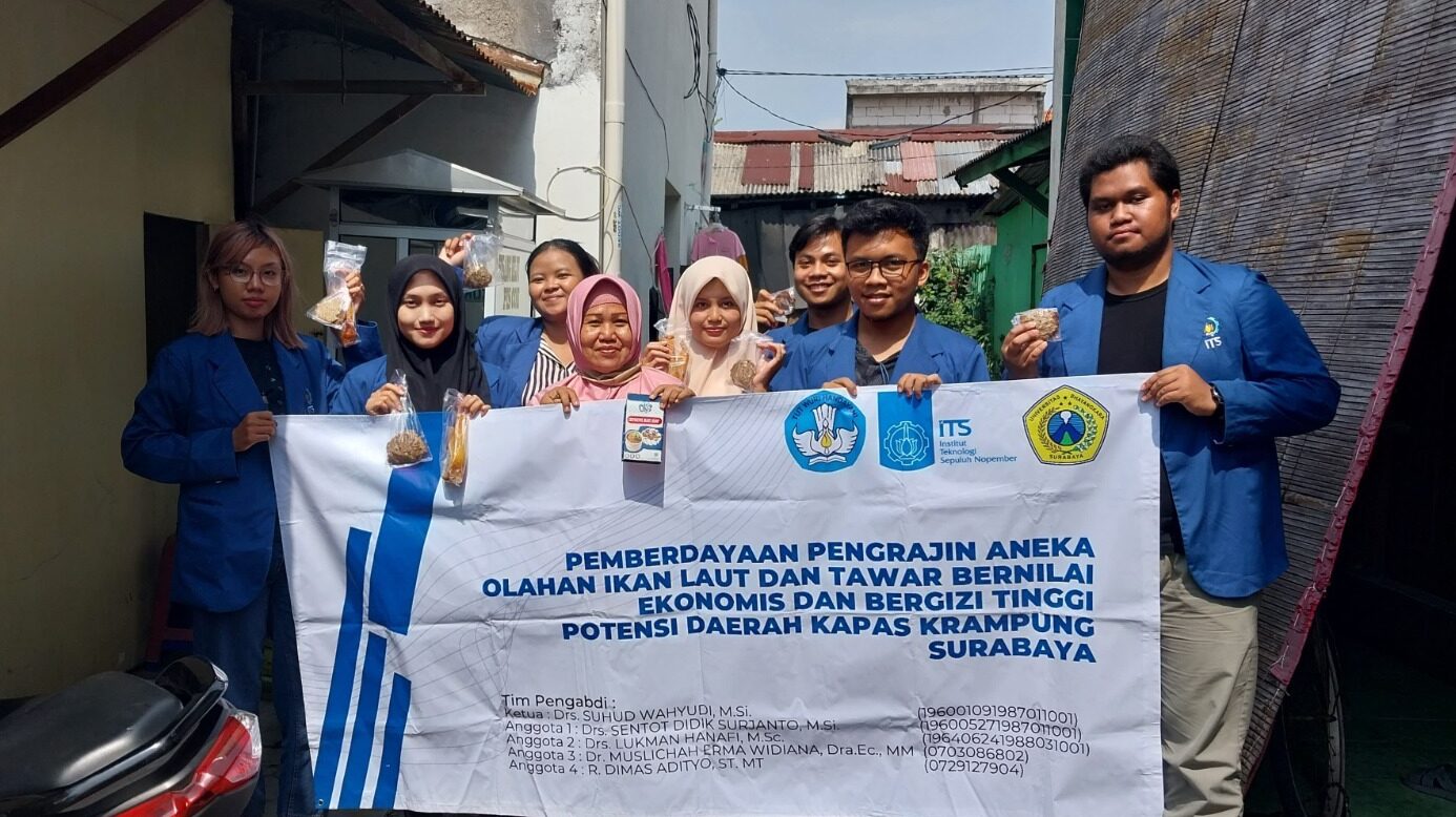 Gambar tim KKN Abmas dan masyarakat Kapas Krampung