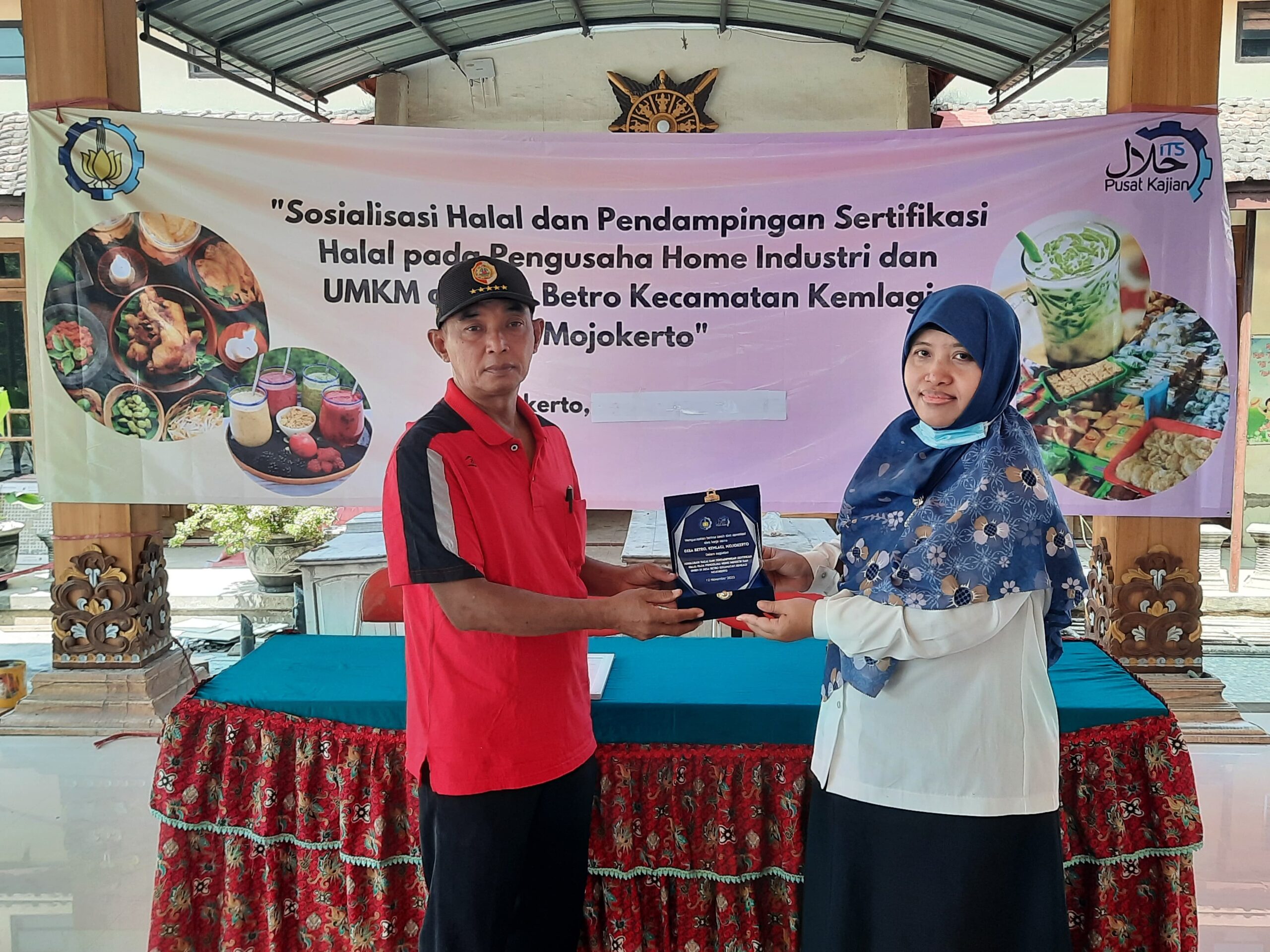 pemberian-tanda-penghargaan-kepada-desa-betro-oleh-ketua-kkn-abmas-its