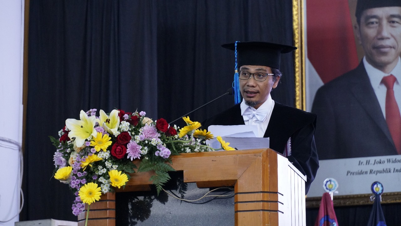 Prof Suwarno ST MSc PhD dari Departemen Teknik Mesin ITS saat memaparkan orasi ilmiahnya pada pengukuhan sebagai Profesor ke-174 ITS
