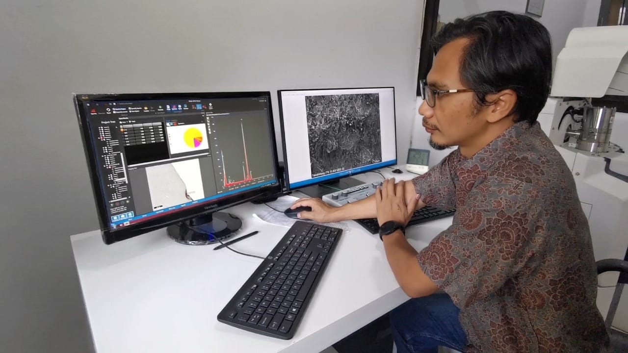 Prof Suwarno ST MSc PhD menjelaskan tentang topik penelitiannya terkait pemanfaatan material hidrogen sebagai EBT