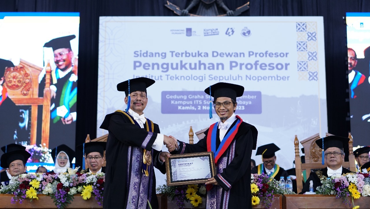 Prof Suwarno ST MSc PhD (kanan) ketika menerima sertifikat pengukuhan sebagai Profesor ke-174 ITS dari Ketua Dewan Profesor ITS Prof Dr Imam Robandi MT