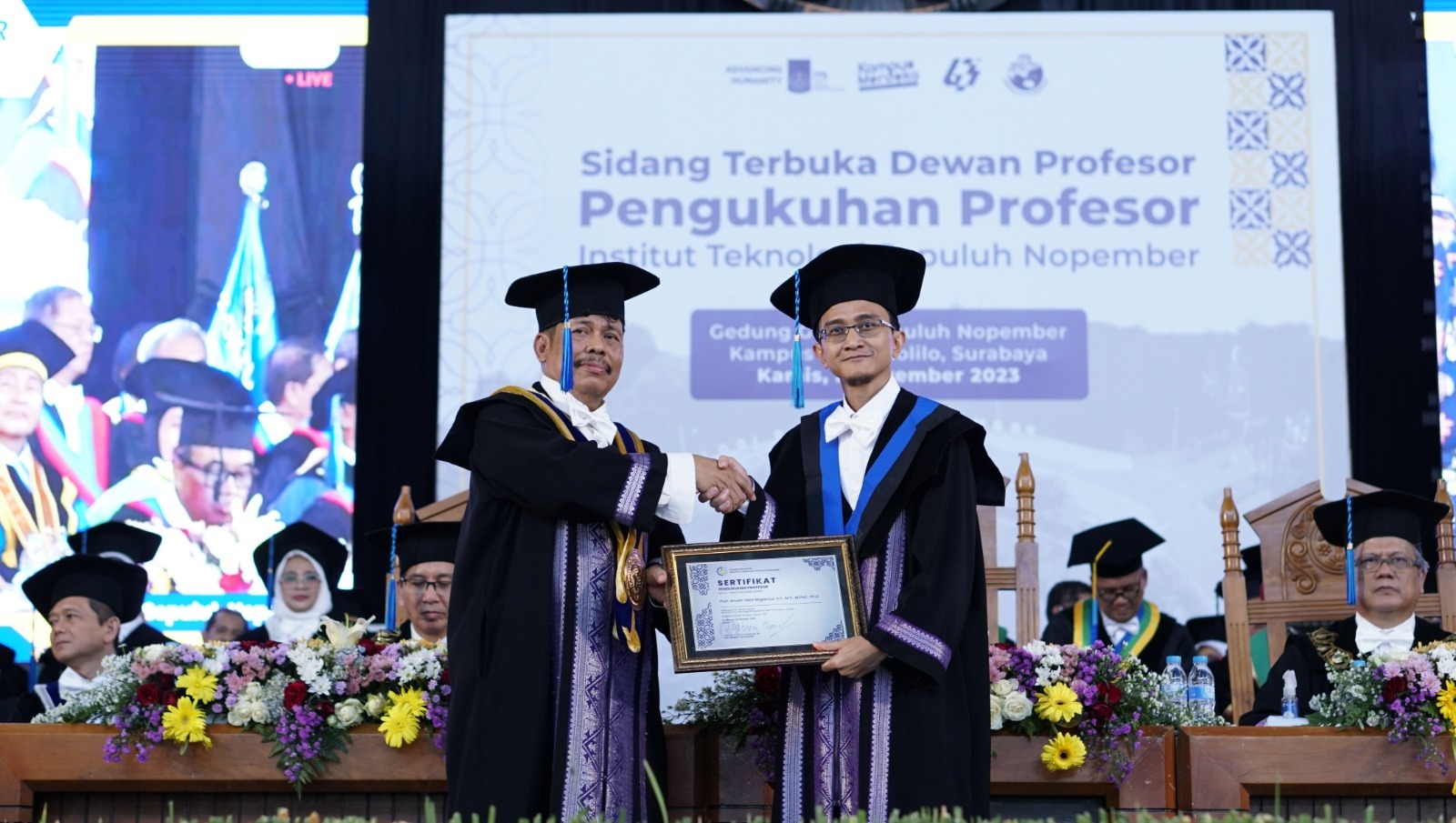 Ketua Dewan Profesor ITS Prof Dr Ir Imam Robandi MT (kiri) saat serahkan sertifikat pengukuhan Prof Ir Arseto Yekti Bagastyo ST MT MPhil PhD