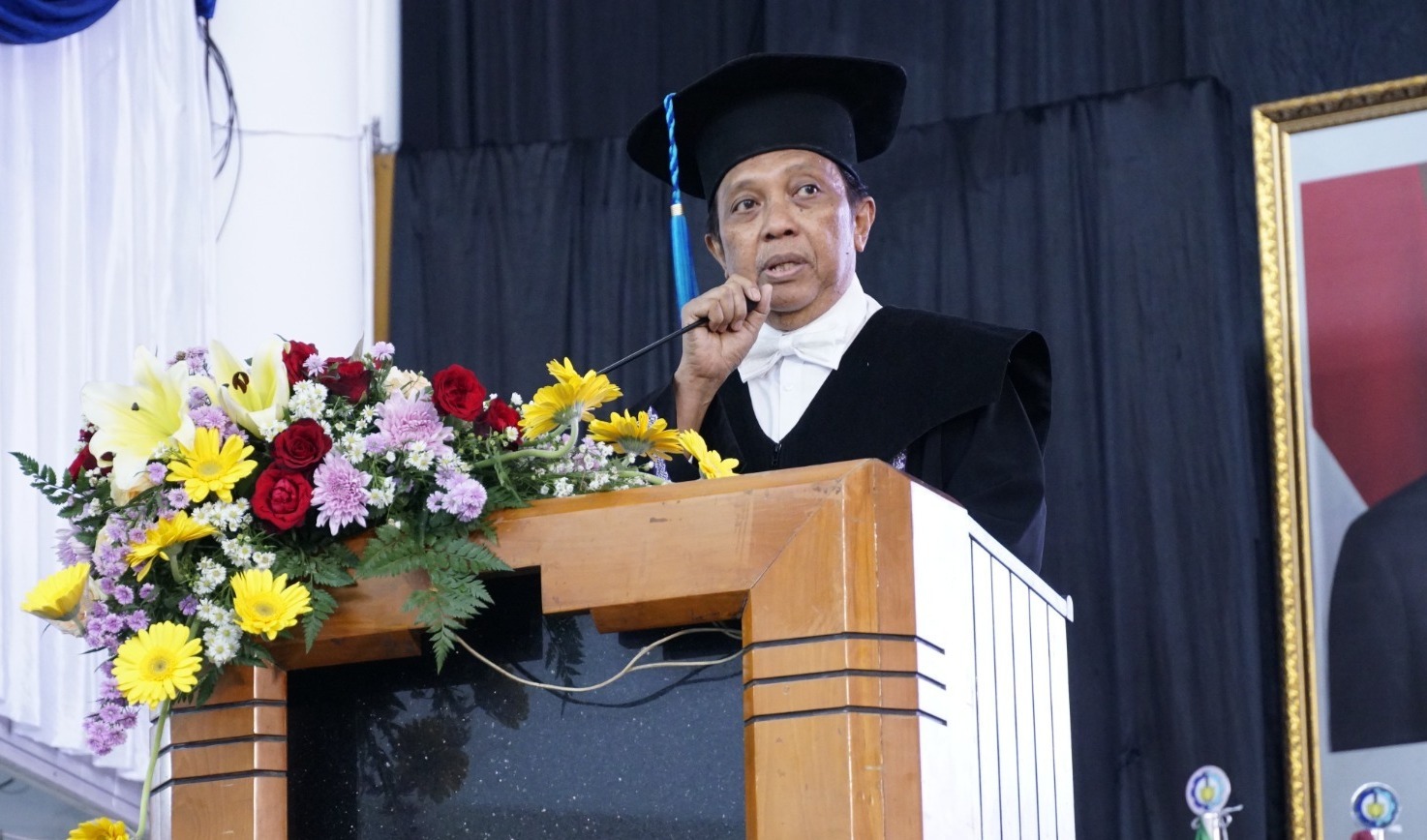 Prof Dr Ing Ir Bambang Soemardiono dari Departemen Arsitektur ITS saat menyampaikan orasi ilmiahnya saat prosesi pengukuhan profesor ITS
