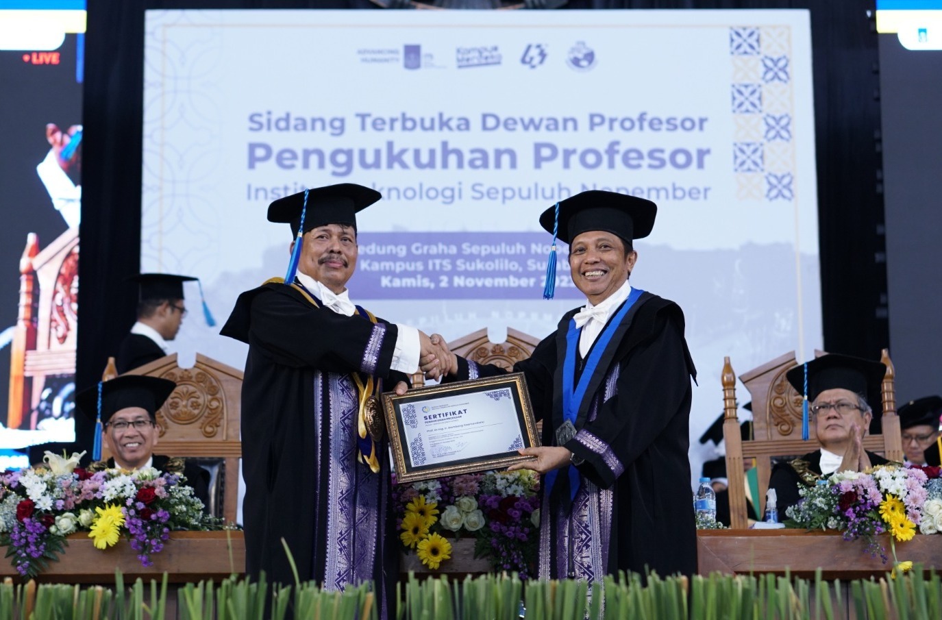 Prof Dr Ing Ir Bambang Soemardiono (kanan) saat dikukuhkan sebagai Profesor ke-176 ITS