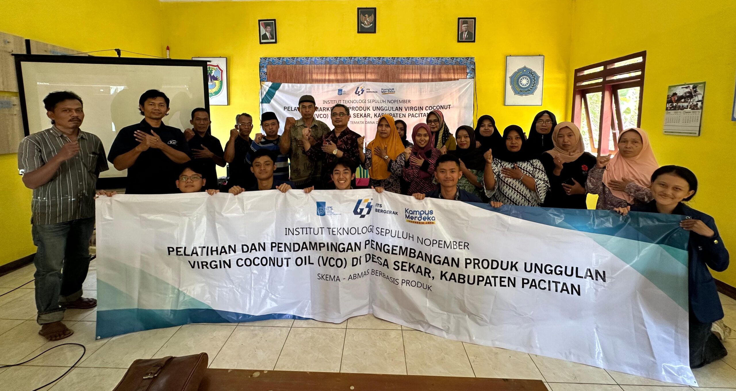 Gambar foto bersama tim Abmas Departemen Teknik Geofisika ITS dan warga Desa Sekar