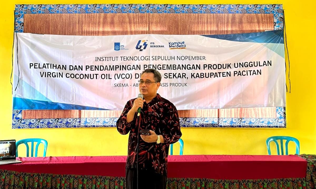 Gambar Ketua tim Abmas Dr Ayi Syaeful Bahri SSi MT saat menyampaikan materi