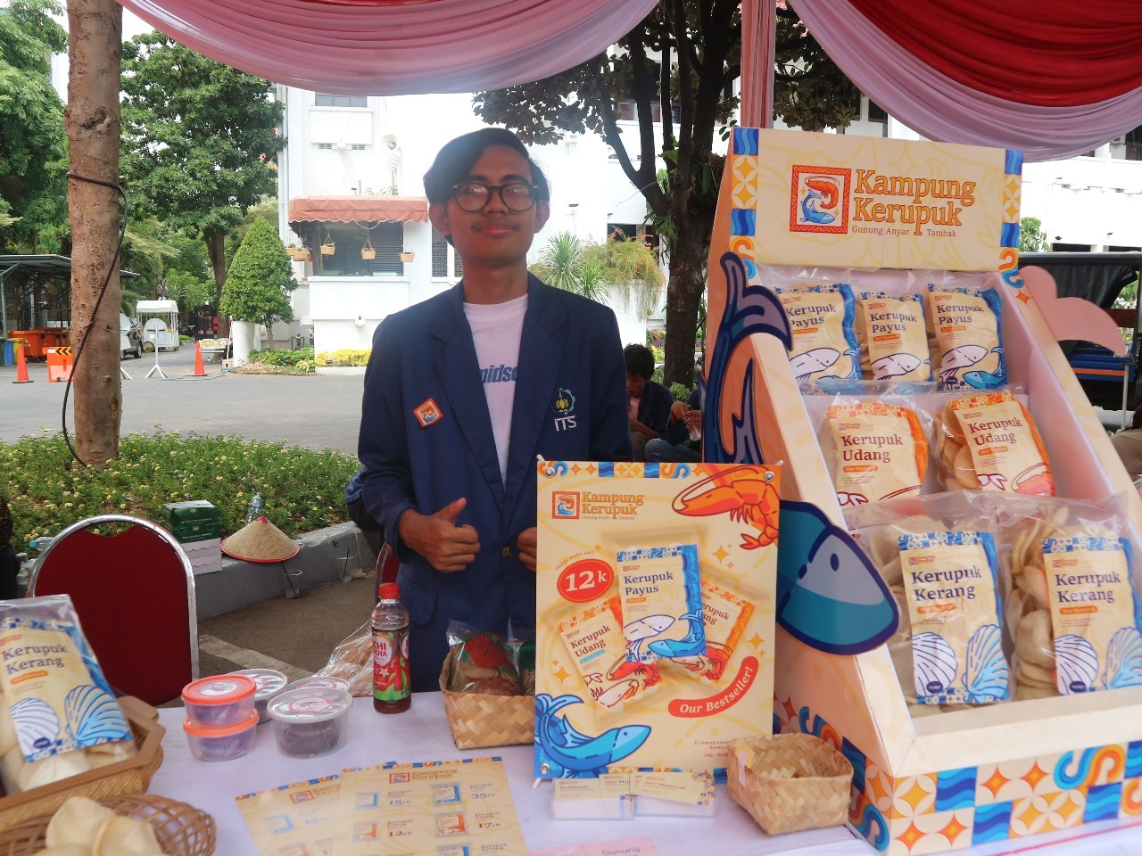 Lutfi, salah satu mahasiswa DKV ITS yang terlibat dalam pendampingan perihal branding produk Kampung Kerupuk Tambak Gunung Anyar