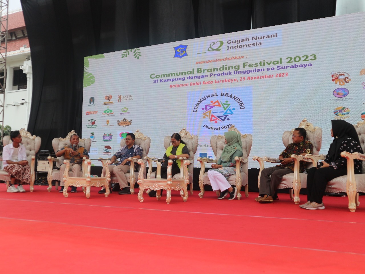 (dua dari kiri) Sekretaris Departemen DKV ITS Dr Sabar SE MSi, (tiga dari kiri) Sayatman SSn MSi, Community Development Project Manager GNI Cicik Sri Rejeki, beserta segenap perwakilan pemangku kepentingan pada talkshow yang membahas kegiatan Communal Branding 2023