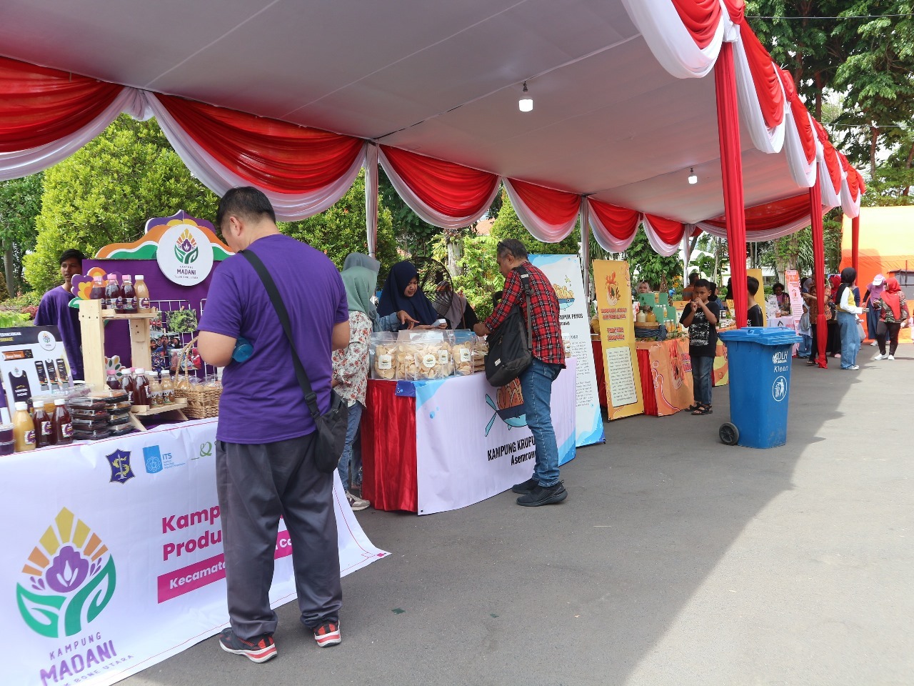 Suasana pameran dengan melibatkan 31 UMKM yang menjajakan produk dengan branding anyarnya pada gelaran yang diadakan di Balai Kota Surabaya, Sabtu (25/11)