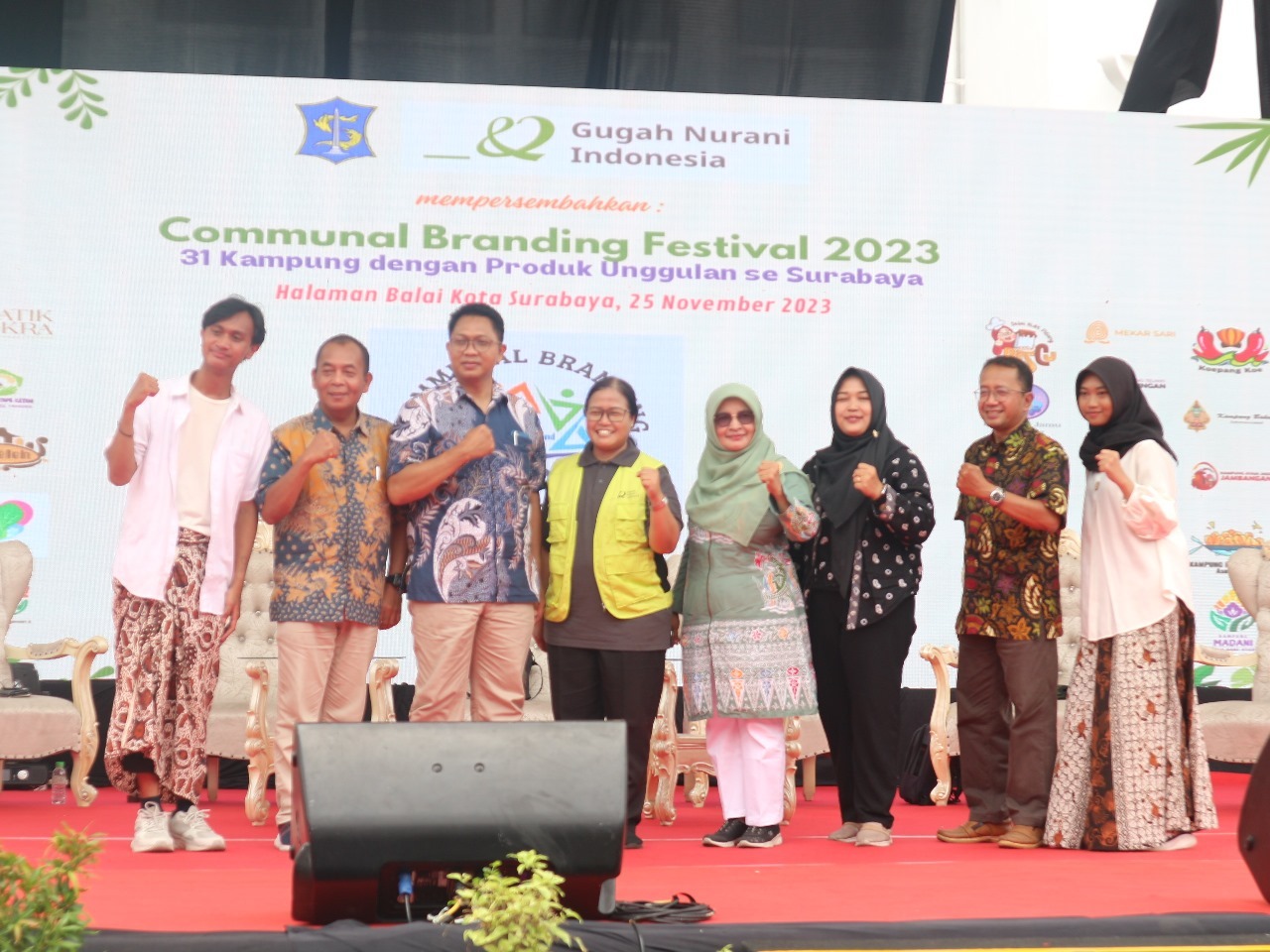 Pembukaan pameran dengan melibatkan 31 UMKM yang menjajakan produk dengan branding anyarnya pada gelaran yang diadakan di Balai Kota Surabaya, Sabtu (25/11)