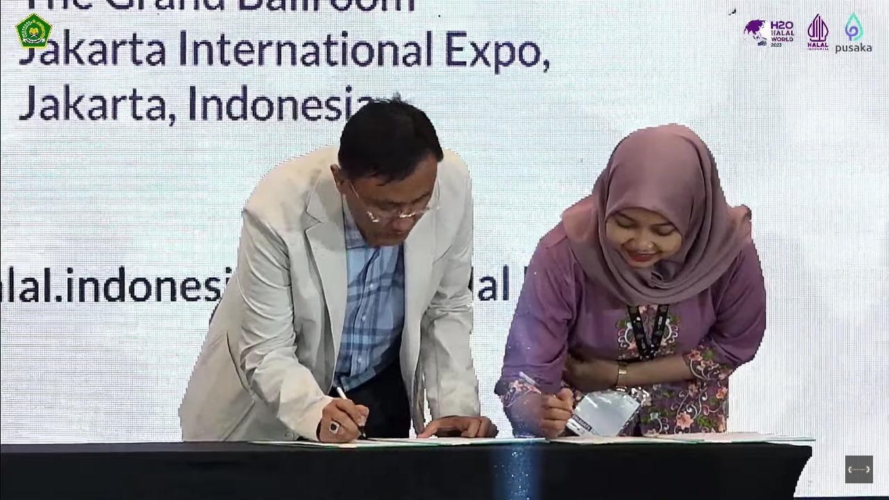 Anninda (kanan) selaku perwakilan dari ITS Tekno Sains pada saat penandatanganan peresmian Lembaga Pelatihan Kerja (LPK) Produk Halal ITS di Grand Ballroom Jakarta International Expo
