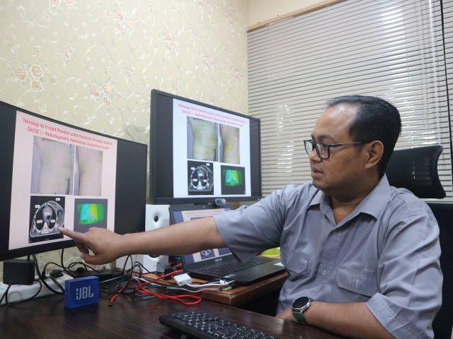 Prof Endarko SSi MSi PhD ketika menunjukkan keakuratan fantom hasil penelitiannya dengan fantom pasien sebenarnya