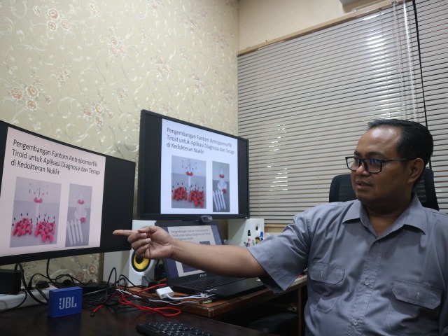 Prof Endarko SSi MSi PhD ketika menunjukkan hasil penelitiannya mengenai fantom tiroid