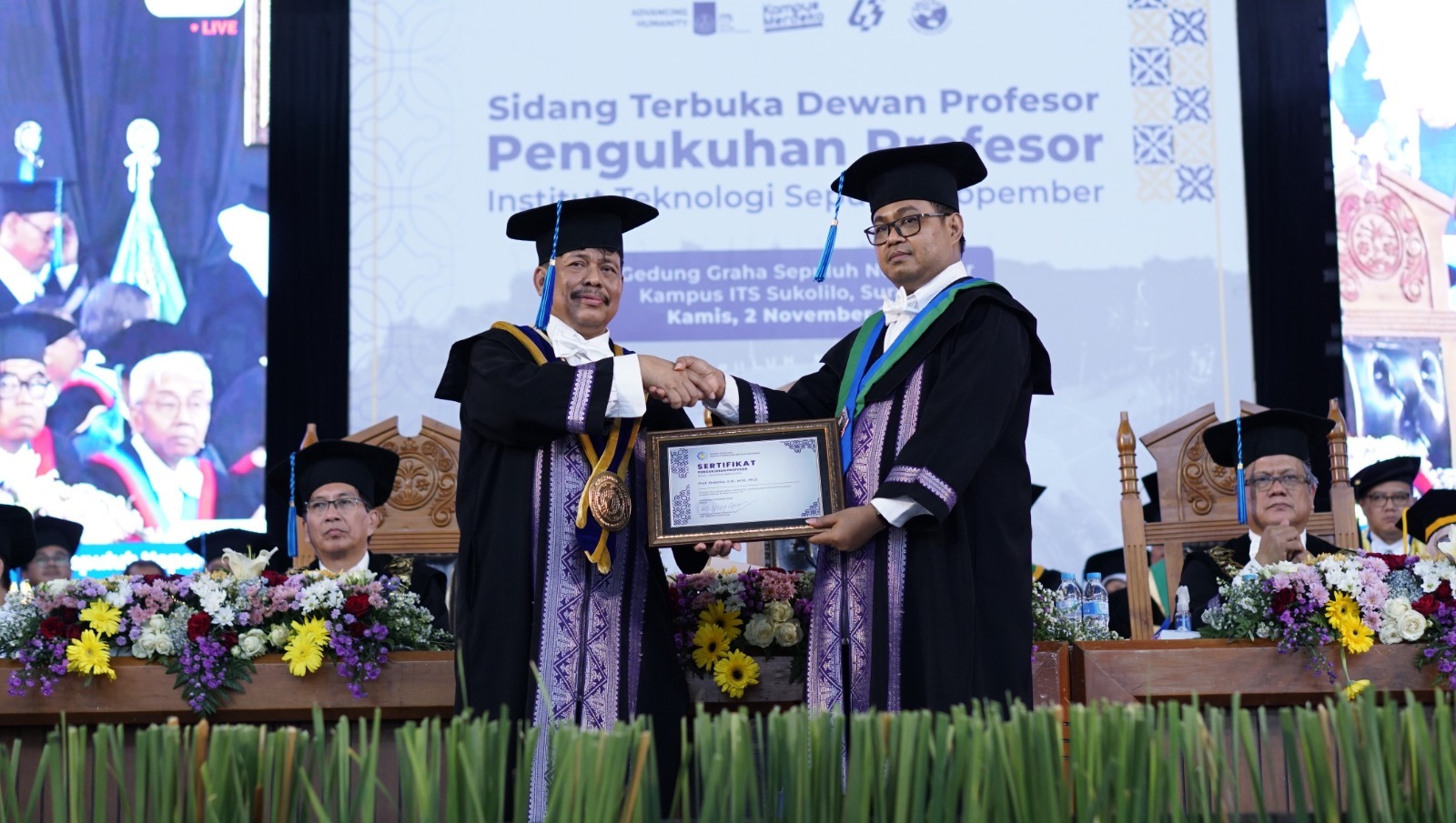 Prosesi penyerahan sertifikat kepada guru besar ke-177 ITS Prof Endarko SSi MSi PhD (kanan) oleh Ketua Dewan Profesor ITS Prof Dr Ir Imam Robandi MT (kiri)