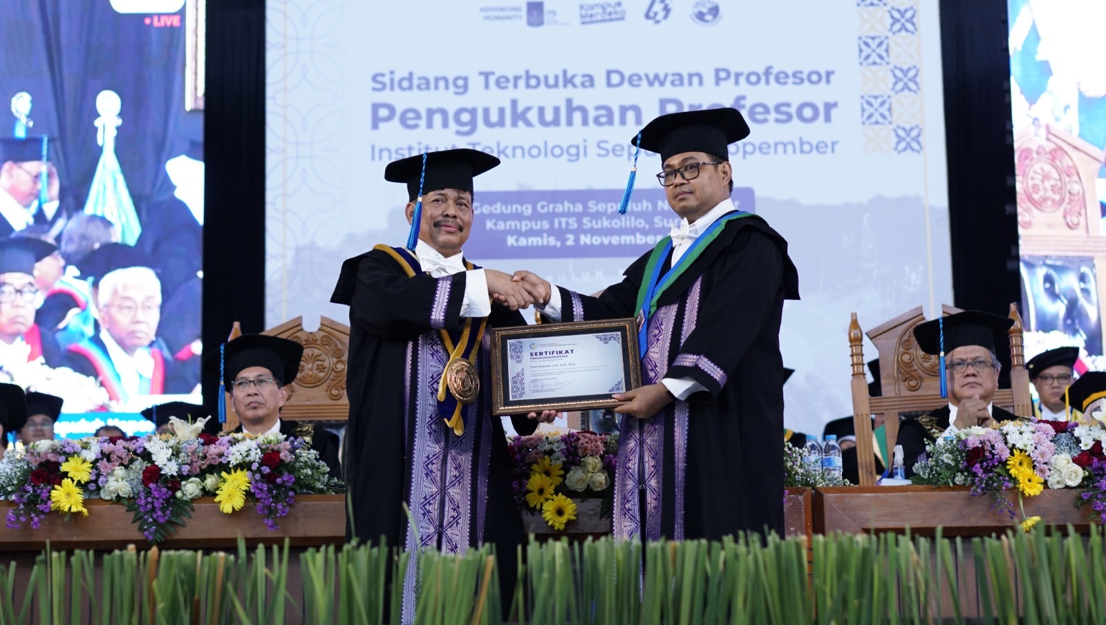 Prosesi penyerahan sertifikat kepada guru besar ke-177 ITS Prof Endarko SSi MSi PhD (kanan) oleh Ketua Dewan Profesor ITS Prof Dr Ir Imam Robandi MT (kiri)