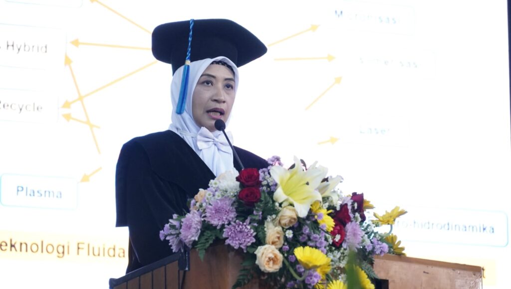 Prof Dr Eng Siti Machmudah ST MEng saat menyampaikan orasi ilmiahnya pada prosesi Pengukuhan Profesor ITS