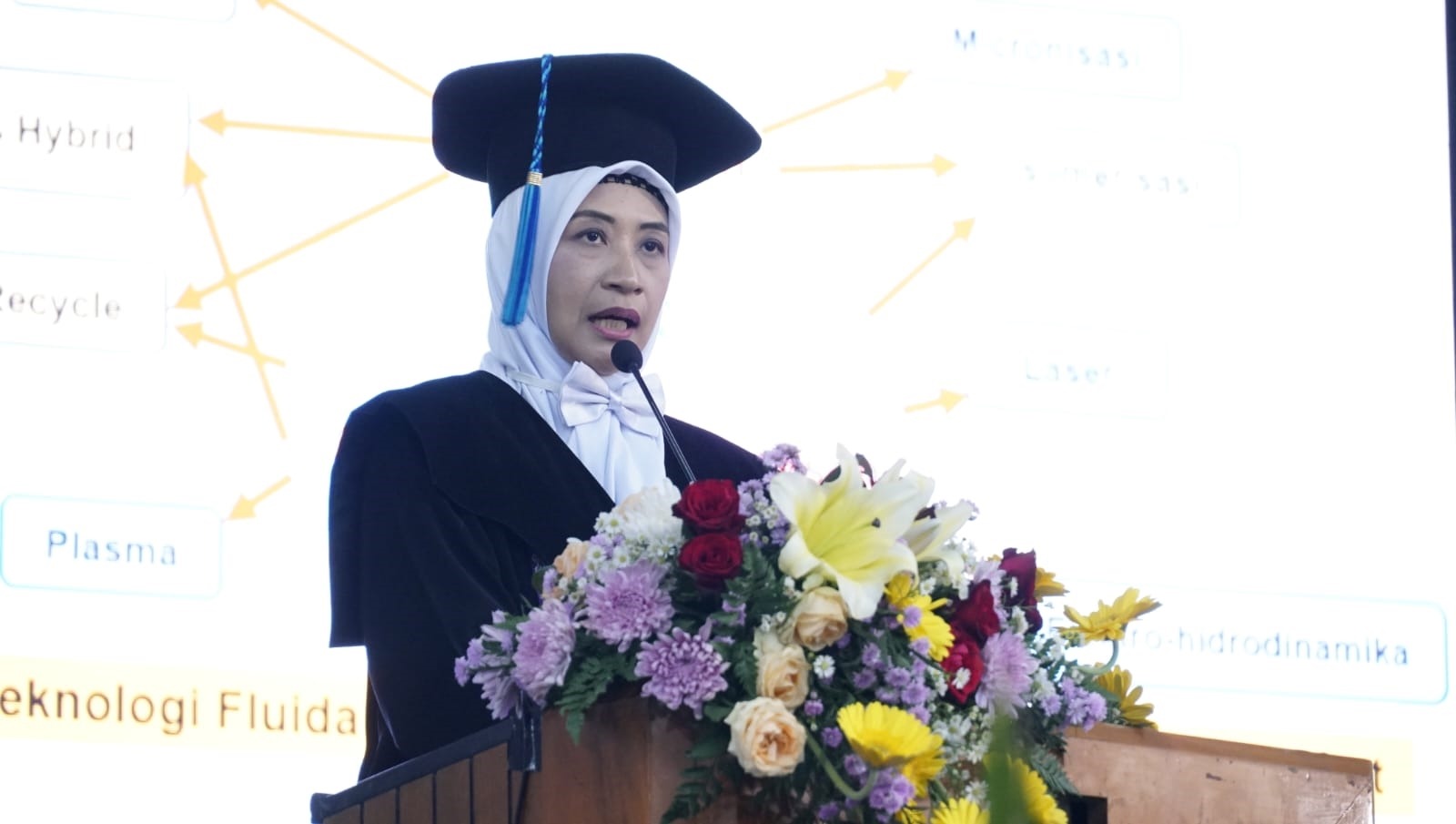 Prof Dr Eng Siti Machmudah ST MEng saat menyampaikan orasi ilmiahnya pada prosesi Pengukuhan Profesor ITS