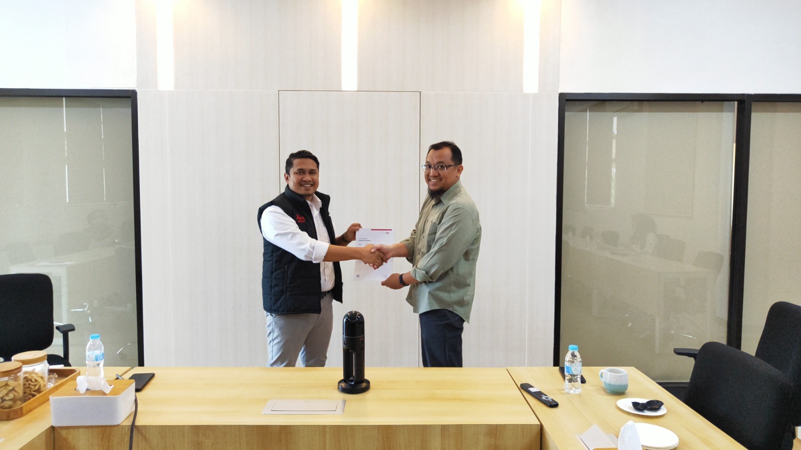 Kepala Departemen Teknik Geomatika ITS Danar Guruh Pratomo ST MT PhD (kanan) saat menerima hibah secara simbolis dari PT Leica Geosystem Indonesia lewat perantara PT Sonar Nusantara Utama