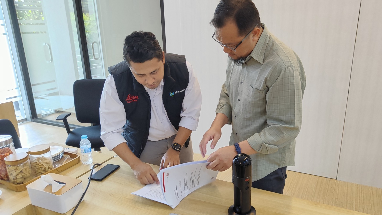 Penandatanganan MoU penghibahan software Leica Cyclone antara PT Leica Geosystem Indonesia dan PT Sonar Nusantara Utama dengan Departemen Teknik Geomatika ITS