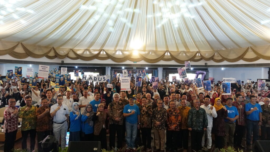 Foto bersama Sivitas ITS dalam sesi Pemaparan dan Debat Bacarek ITS periode 2024-2029