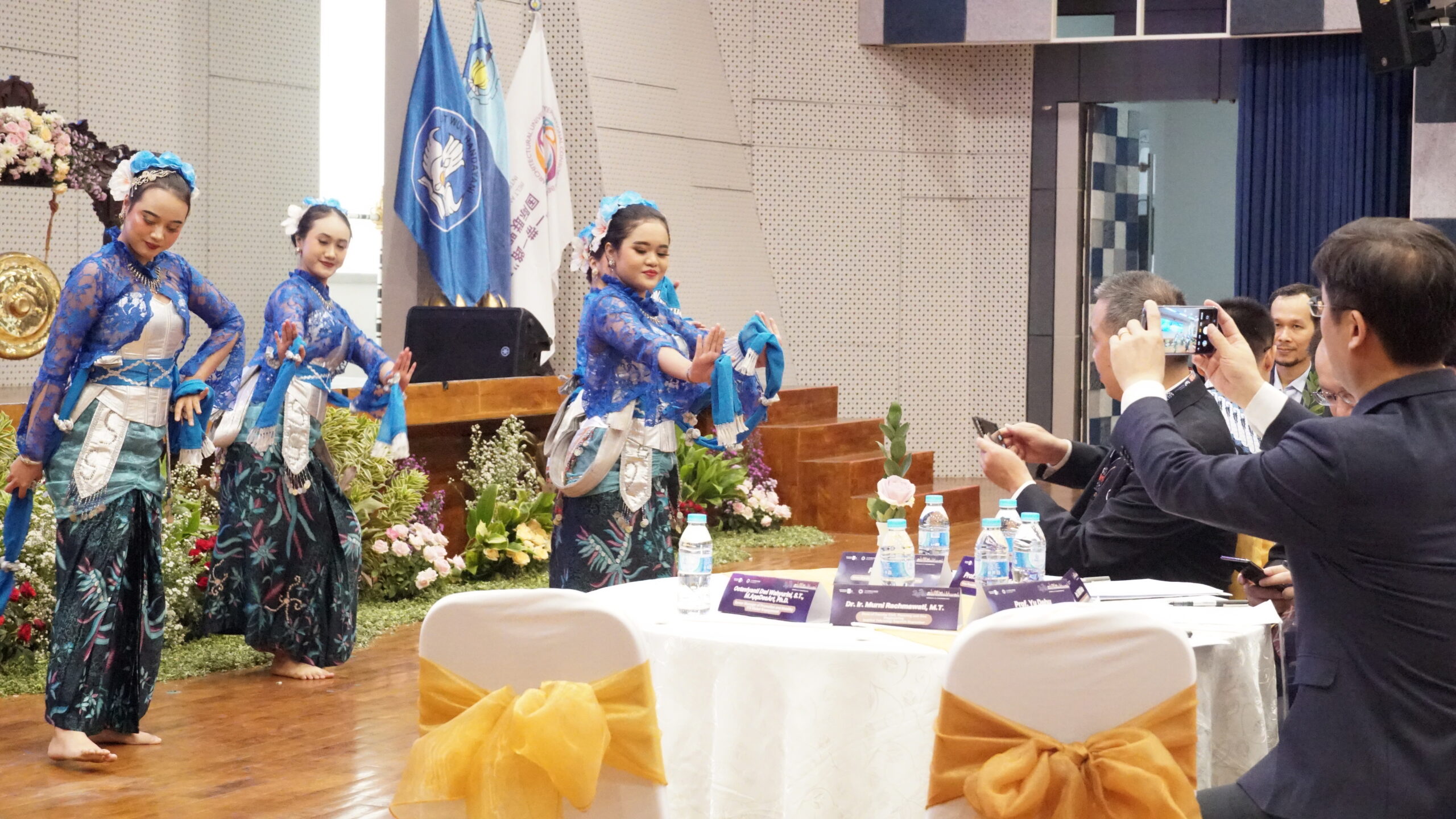 gambar tari sparkling surabaya