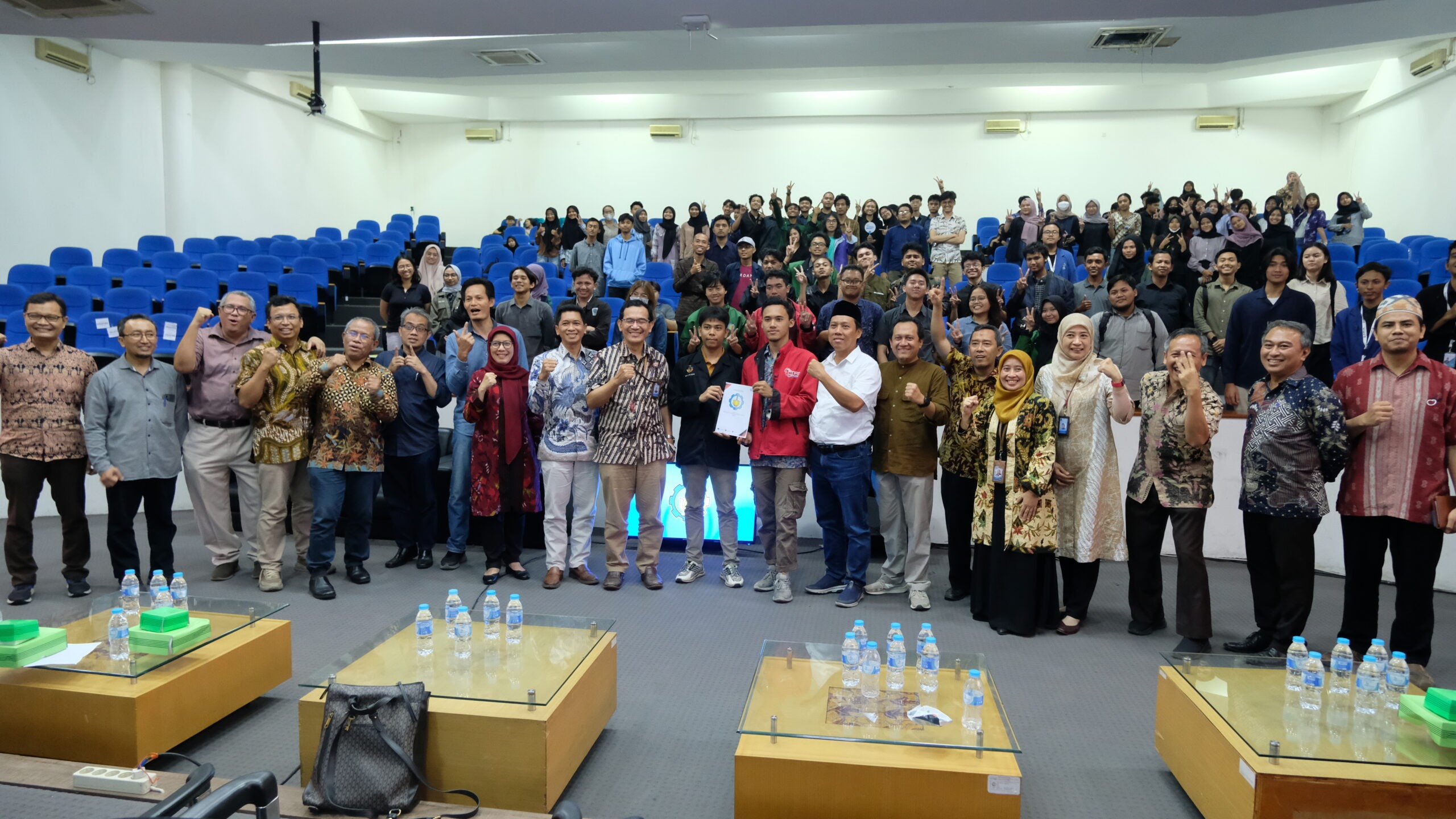 Foto penyerahan kajian dari BEM FTSPK, BEM FTIRS, dan BEM FV