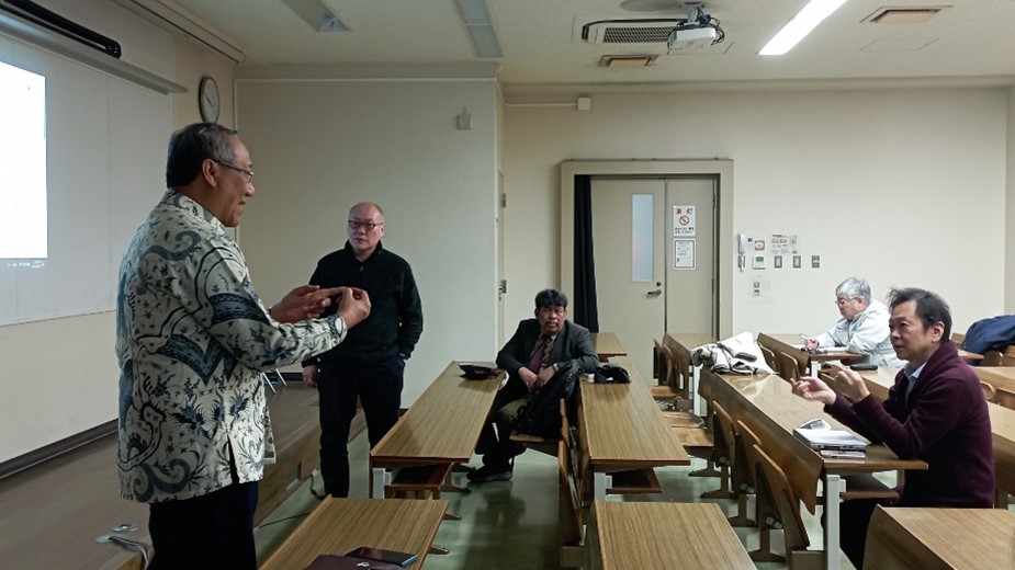 Potret diskusi Prof Riyanarto Sarno dengan para dosen di Tottori University