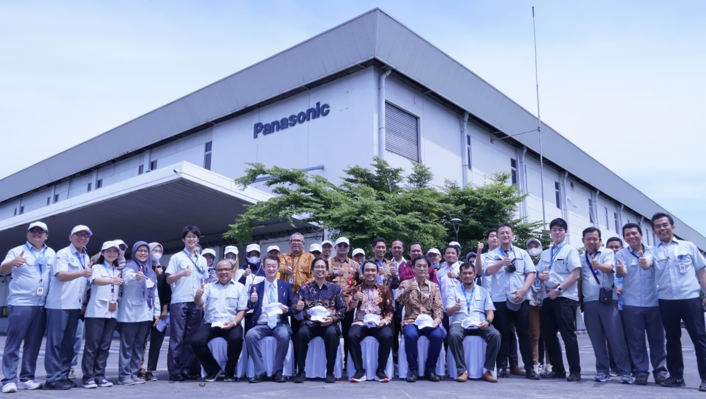Jajaran pimpinan ITS bersama para pimpinan PT Panasonic Gobel Life Solutions Manufacturing Indonesia dan Pemkot Pasuruan usai melepas pengiriman perdana LED Bulb BBI Panasonic