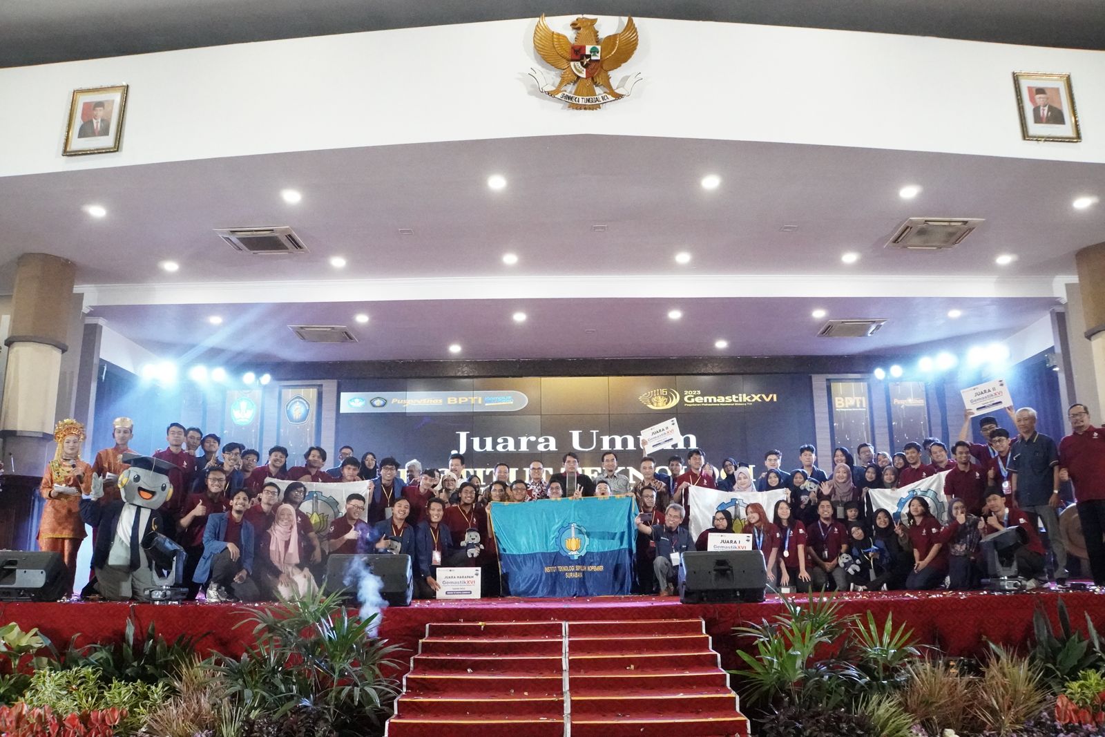 Momen kemenangan tim Gemastik ITS saat berhasil meraih juara umum Gemastik XVI 2023