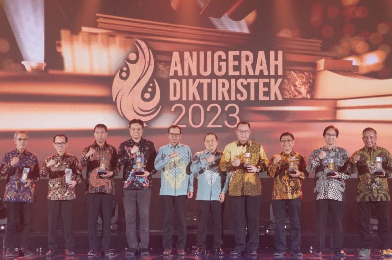 Rektor ITS Prof Dr Ir Mochamad Ashari MEng (kedua dari kanan) ketika menerima penghargaan Anugerah Diktiristek 2023 bersama dengan para penerima penghargaan dari universitas lainnya
