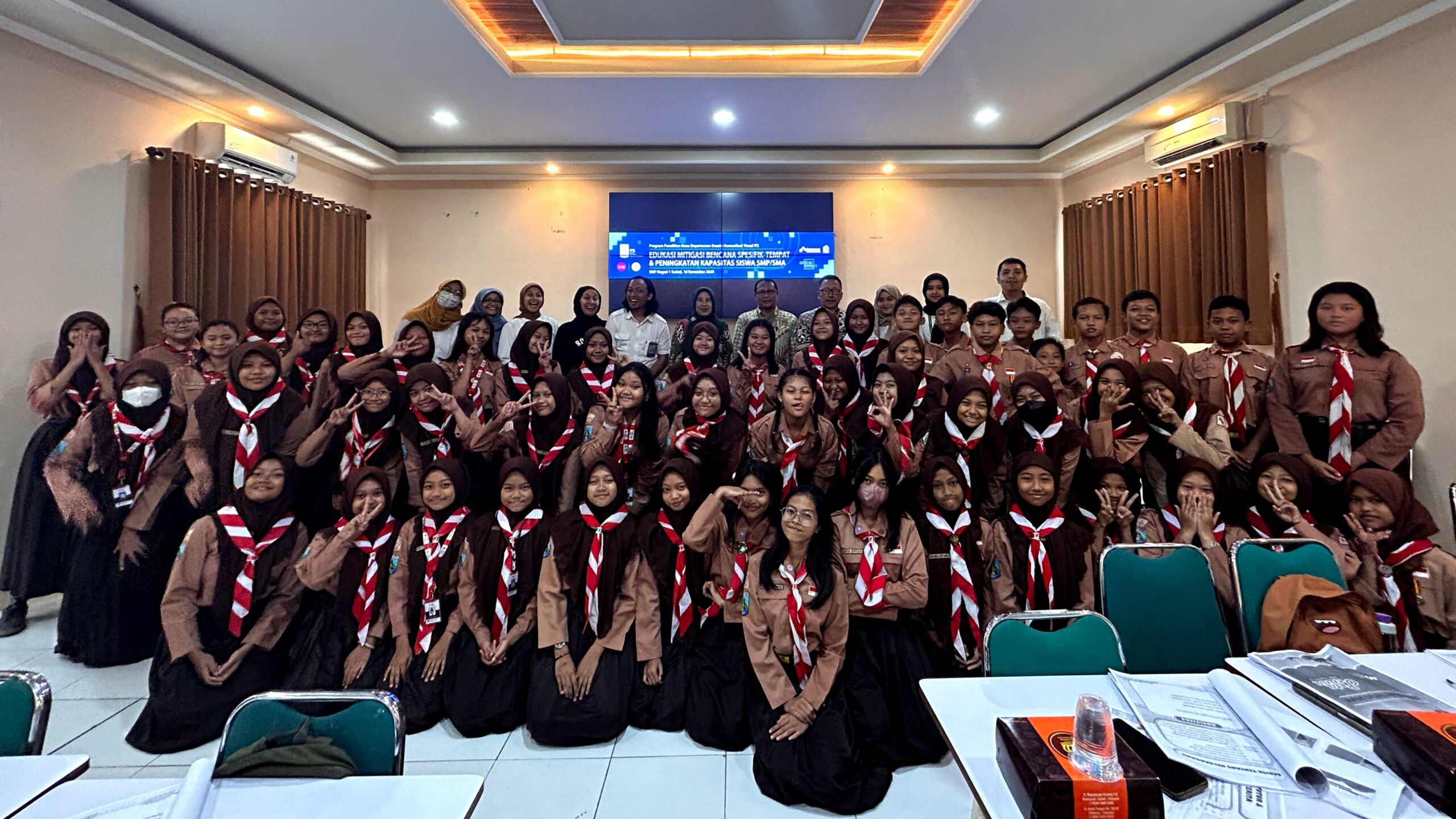 Gambar tim pengabdian masyarakat bersama guru dan siswa