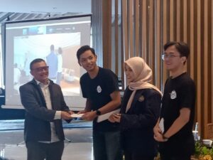 Saat penyerahan penghargaan juara I pada kompetisi BOTcamp AI Use Case oleh Direktur Operasi Sumber Daya Kominfo RI Dr Dwi Handoko MEng (kiri) kepada Ketua tim mahasiswa ITS
