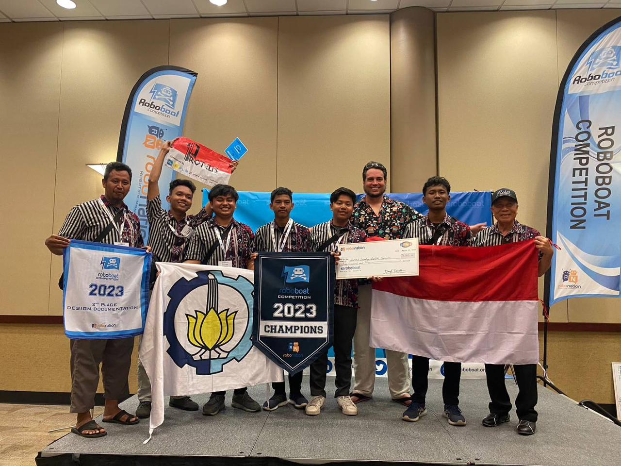Tim Barunastra ITS berhasil mempertahankan Juara Umum kali ke-5 pada International Roboboat Competition 2023 di Florida